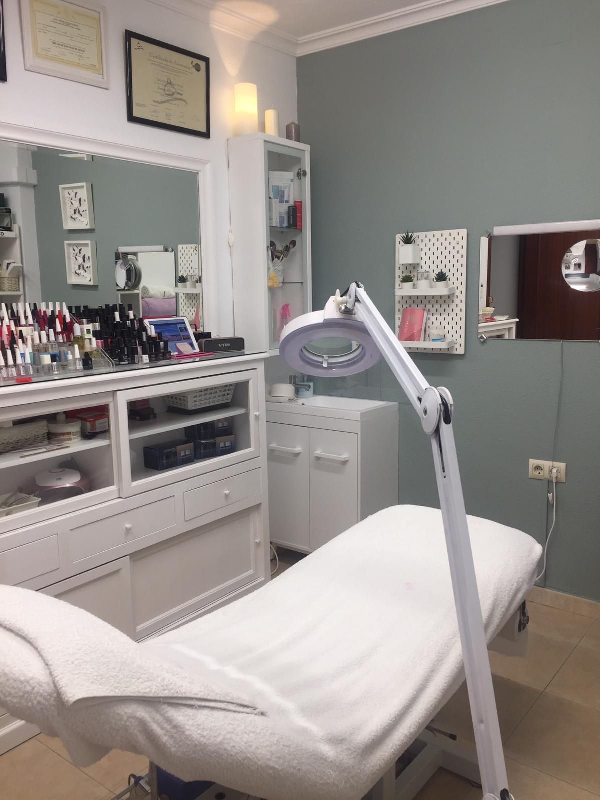 Zona de manicura con esmaltes ordenados en estanterías